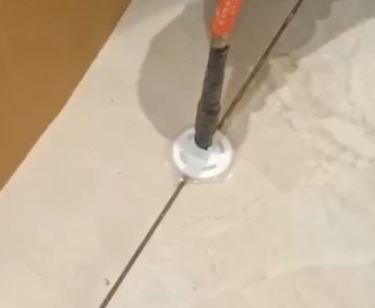 策勒瓷砖空鼓维修公司专业解答瓷砖在铺贴过程中，如果没有涂抹均匀到位的粘结材料（如水泥砂浆或瓷砖胶），可能会导致以下问题