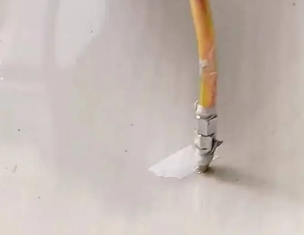 策勒瓷砖空鼓维修公司专业解答在瓷砖铺贴过程中，如果使用的砂料过粗（如全部使用了粗砂），可能会导致以下问题