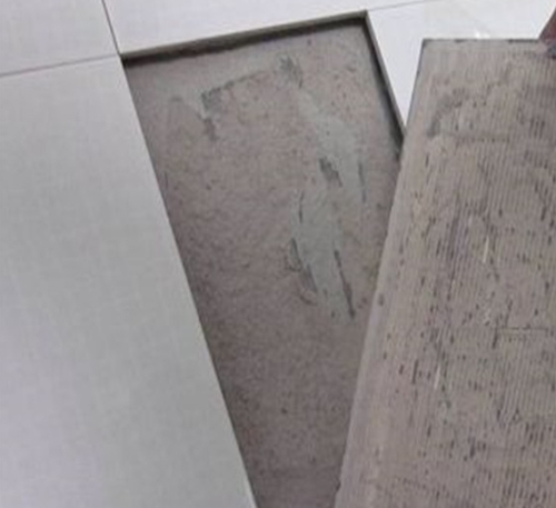 策勒瓷砖空鼓维修公司分享瓷砖铺贴时如果打浆（即涂抹在瓷砖背面和基层上的砂浆或瓷砖胶）过少，会带来以下问题